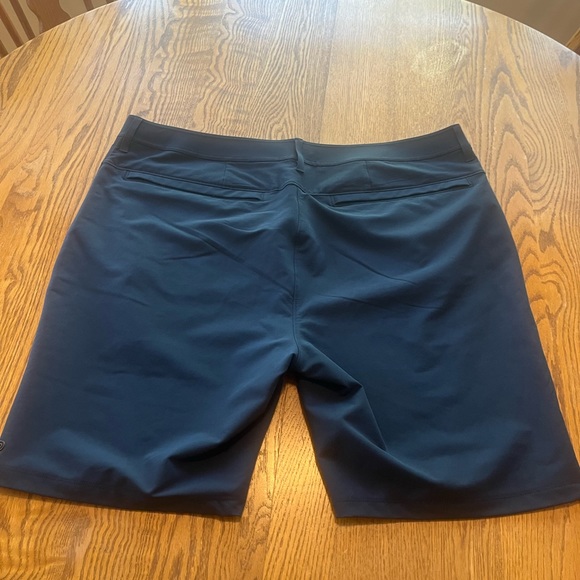 Public Rec Men’s Workday Shorts Navy Blue Size 40 EUC Sport Casual Travel - Picture 11 of 13
